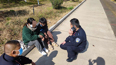 上勤路上遇群众晕倒，昆明边检民警紧急施救