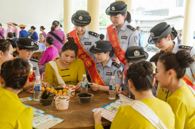 民族团结一家亲  同心共筑中国梦 —畹町出入境边防检查站执勤队与驻地群众共渡泼水节