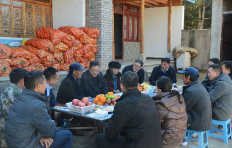 杨国宗在漾濞县带头践行“四下基层”开展走访慰问时强调 在成果转化为民办实事上下功夫 把“民生清单”变为群众的“幸福账单”