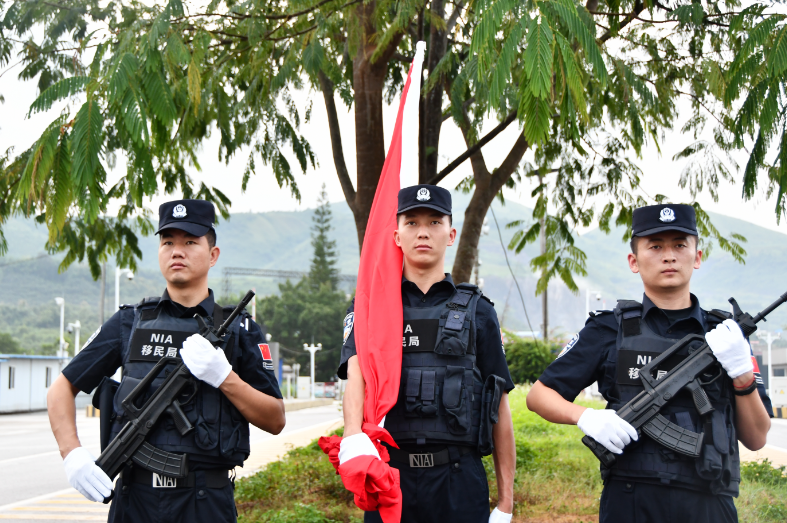 庆国庆 凝警心丨云南畹町边检站混板分站举行升国旗仪式