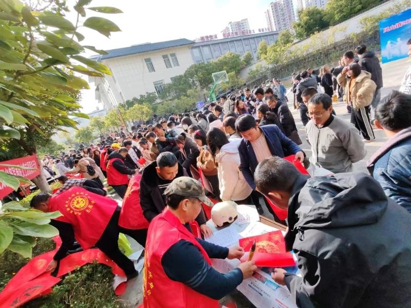 墨香暖新春 文化润凤庆 ——凤庆县文联开展义务写春联系列活动