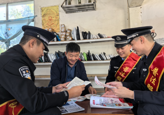 新春普法暖边关--畹町边检站芒棒分站驻守 边境开展法治宣传