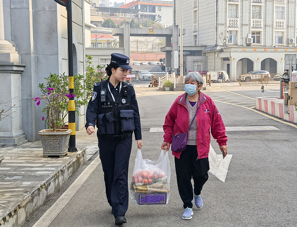 把有限的生命投入到无限的为人民服务中去！——畹町边检站执勤队学习雷锋正当时