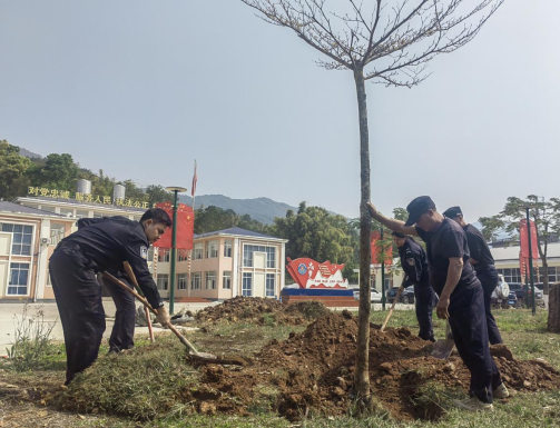 警民携手为绿充“植”--畹町出入境边防 检查站芒棒分站开展植树节活动