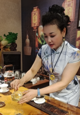 环球在线新媒体中心主任杨成林走进临沧 与“北回归线大山女儿”李安淇共话千年古树茶文化