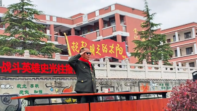 他少年时学篾工、木工，筑基打凳的耐心，让他在部队快速适应“一专多能”的要求，成为“兵王”