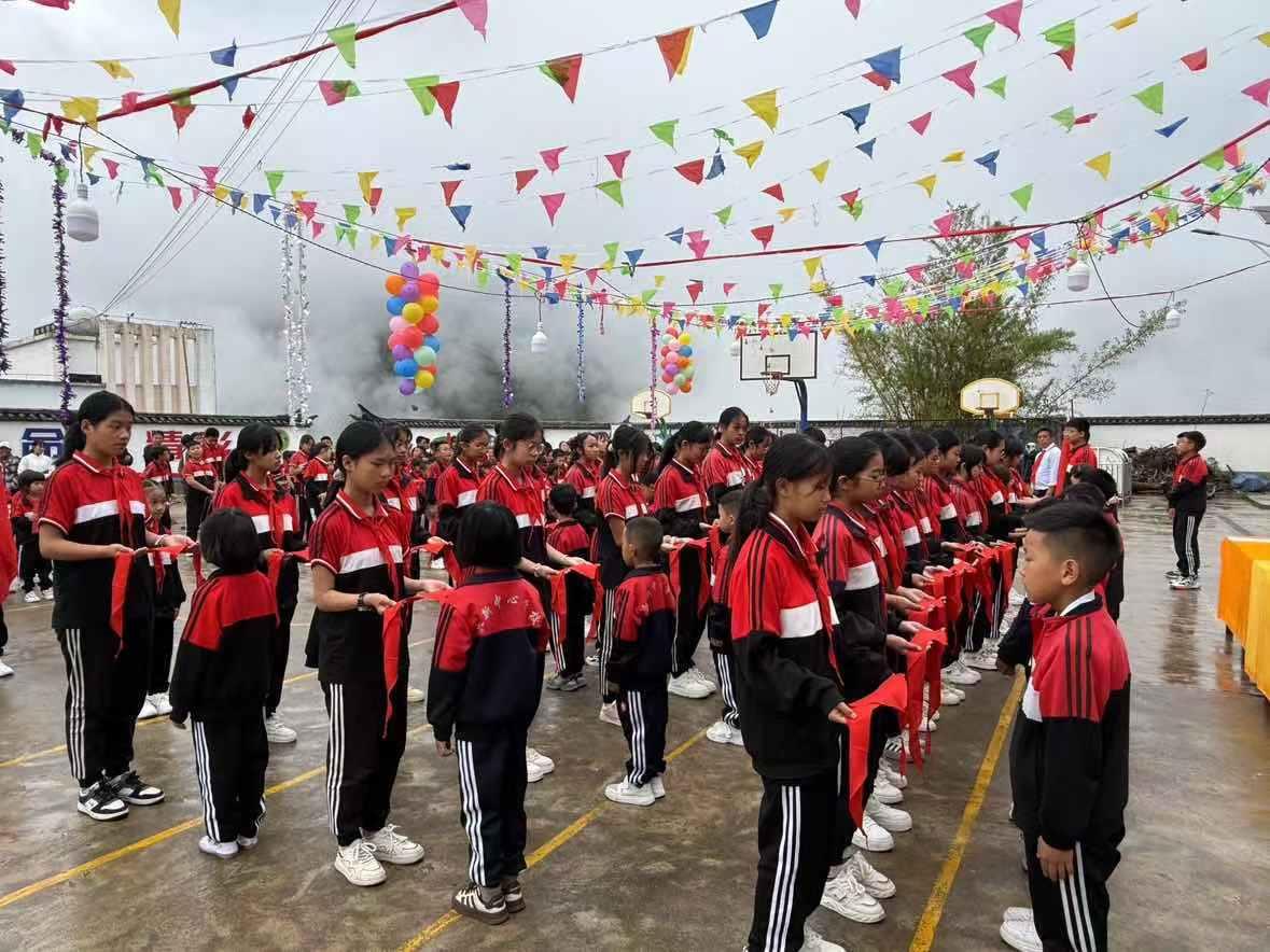 鲁史镇永新中心学校：“六”连忘返，“一”依不舍