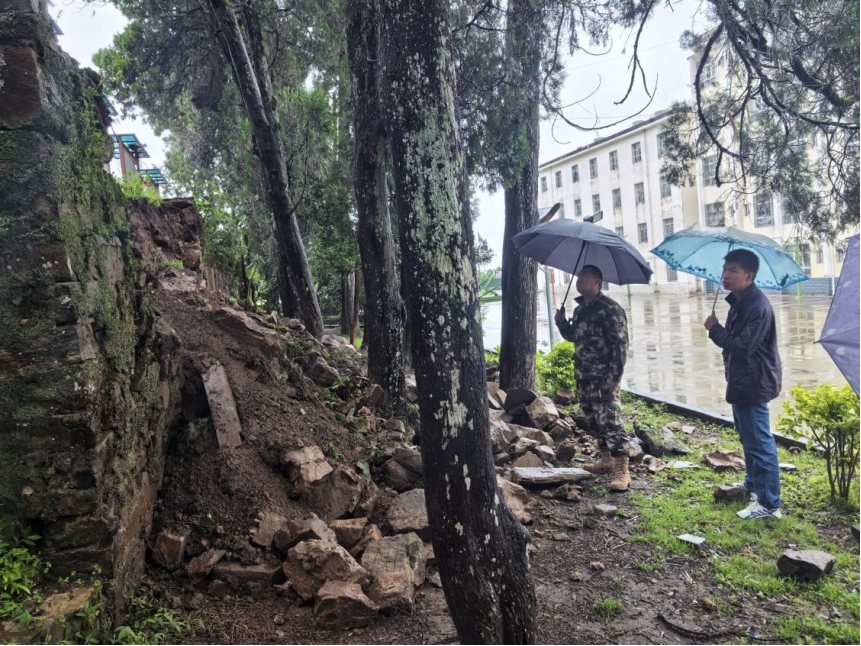 甲寅镇迅速行动应对强暴雨灾害 全力保障群众生命财产安全