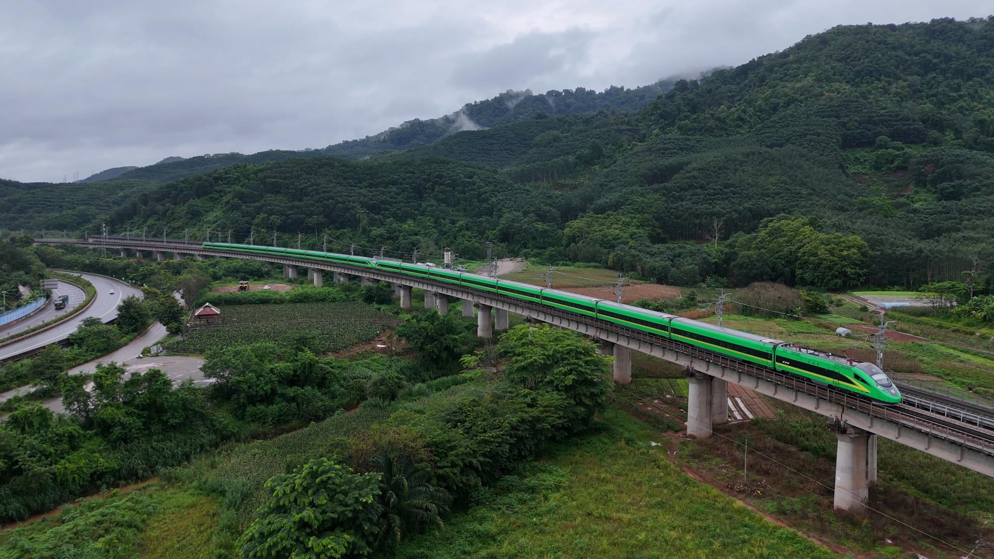 磨憨至成都南首开直达动车12小时贯通滇川旅游经济带