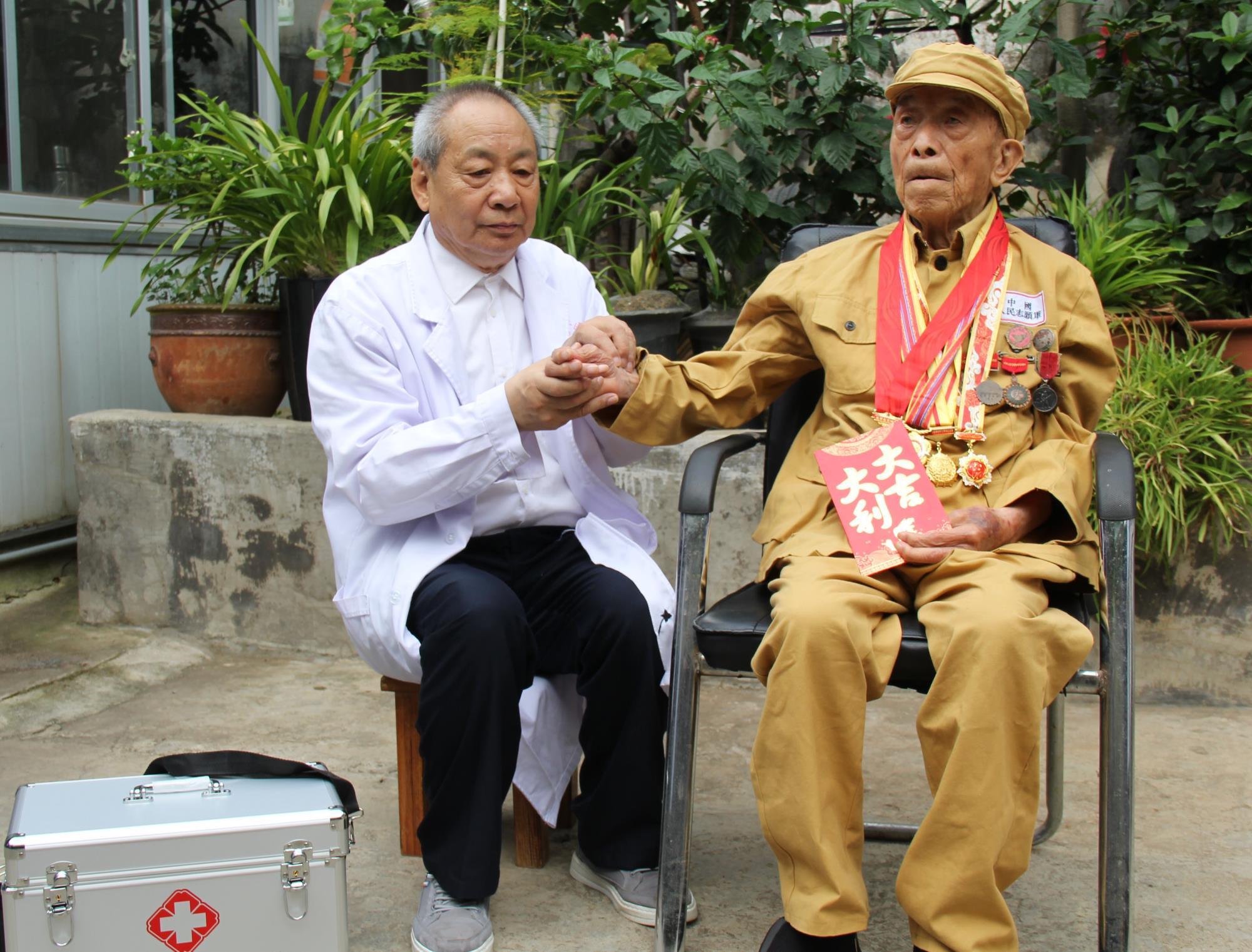 今天，致敬抗美援朝伟大的胜利！致敬关爱志愿军老兵的爱心人士！