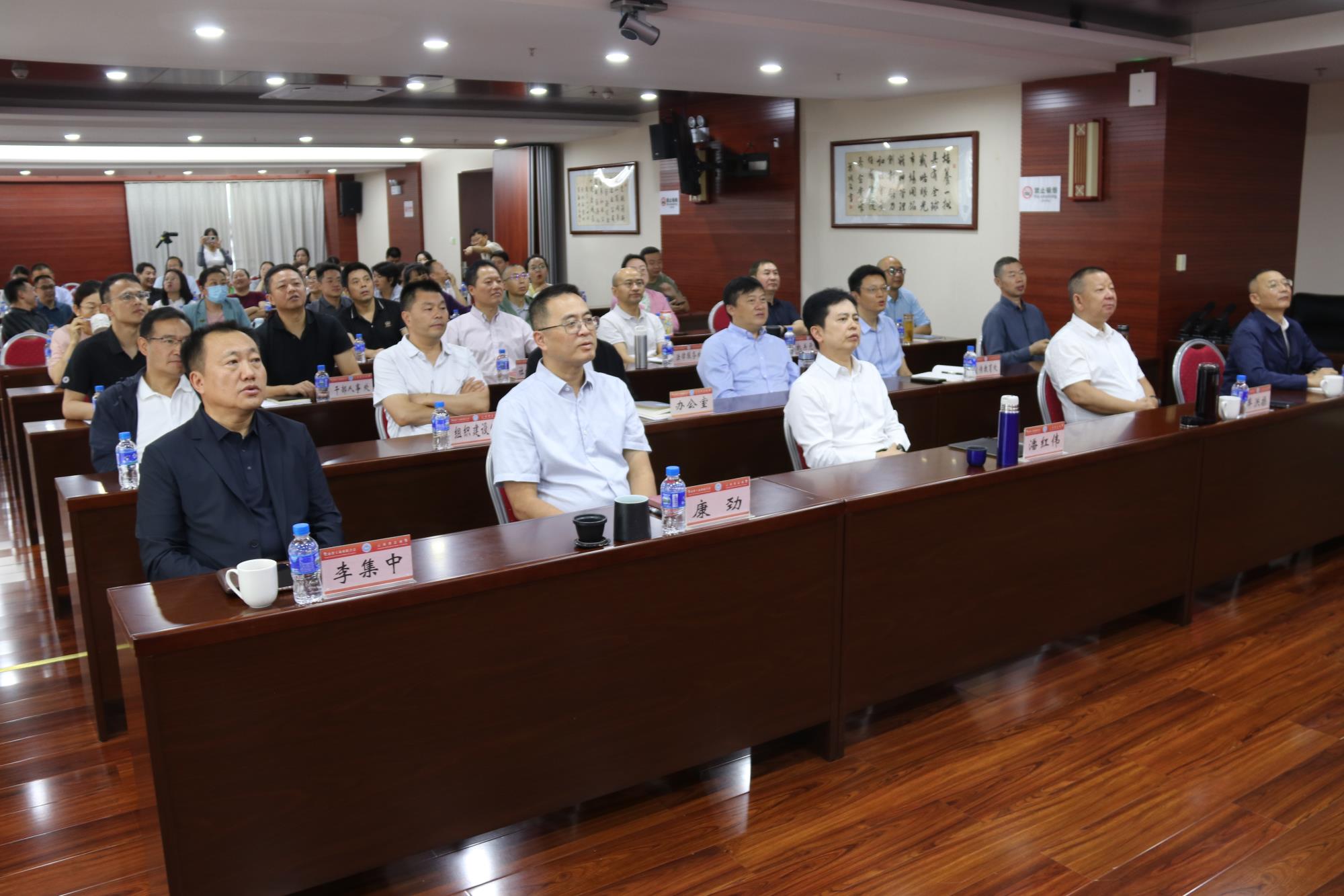 省工商联集中收看纪念中国人民抗日战争暨世界反法西斯战争胜利80周年大会直播