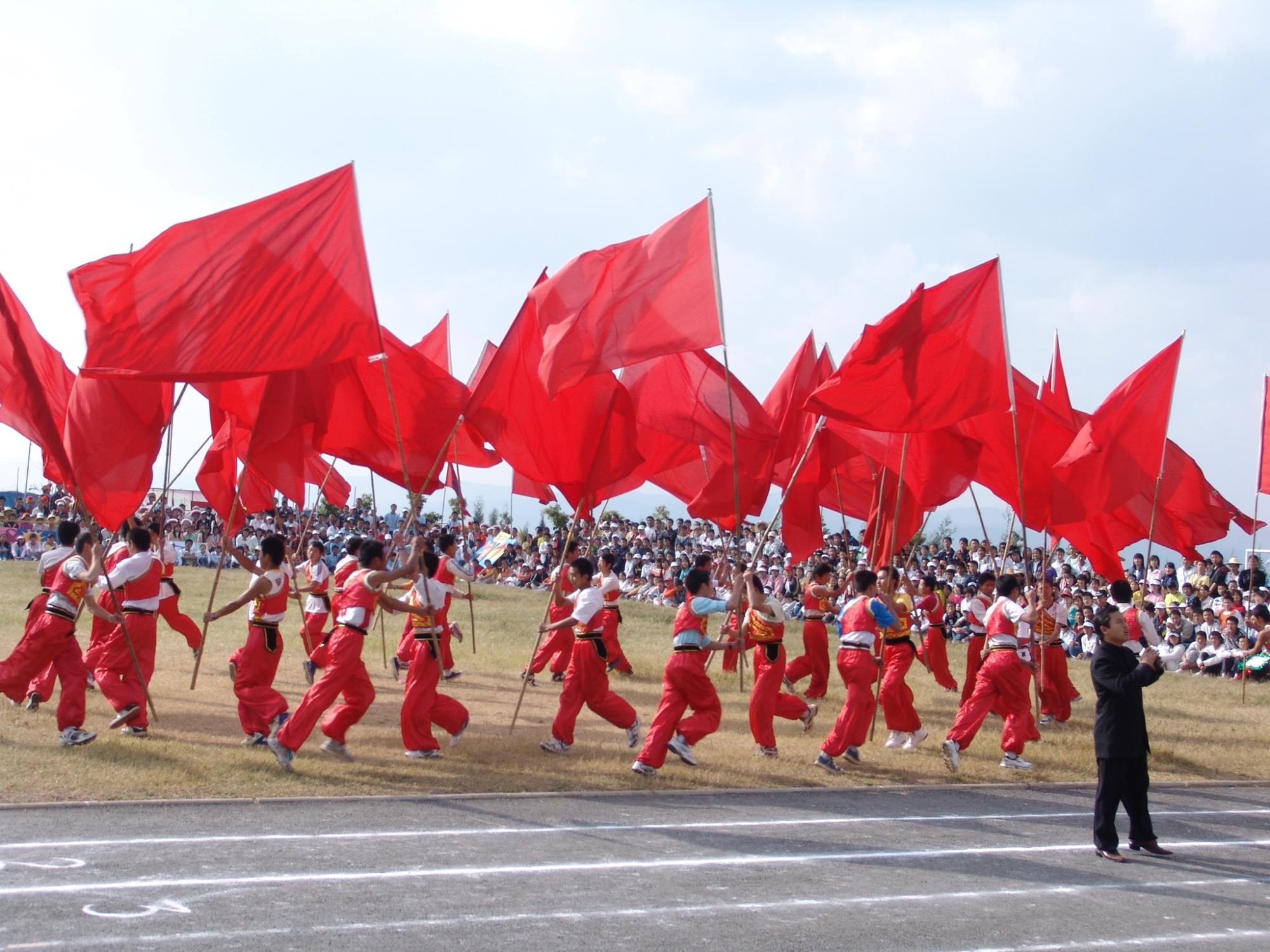 七十六载辉煌路，砥砺奋进新征程