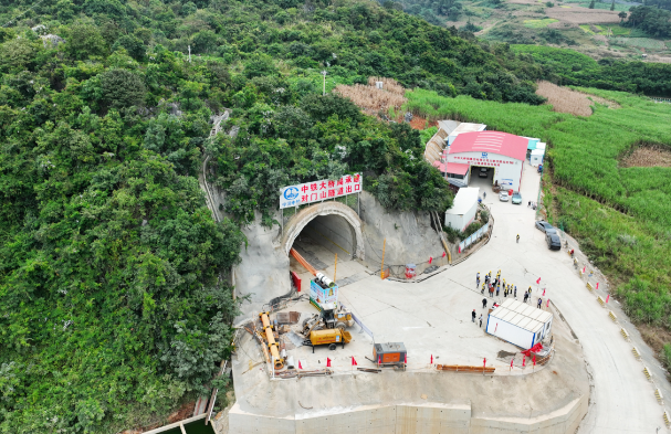 西南沿边铁路建设迈出关键一步 云南文蒙铁路首座隧道贯通 ——文蒙铁路对门山隧道贯通
