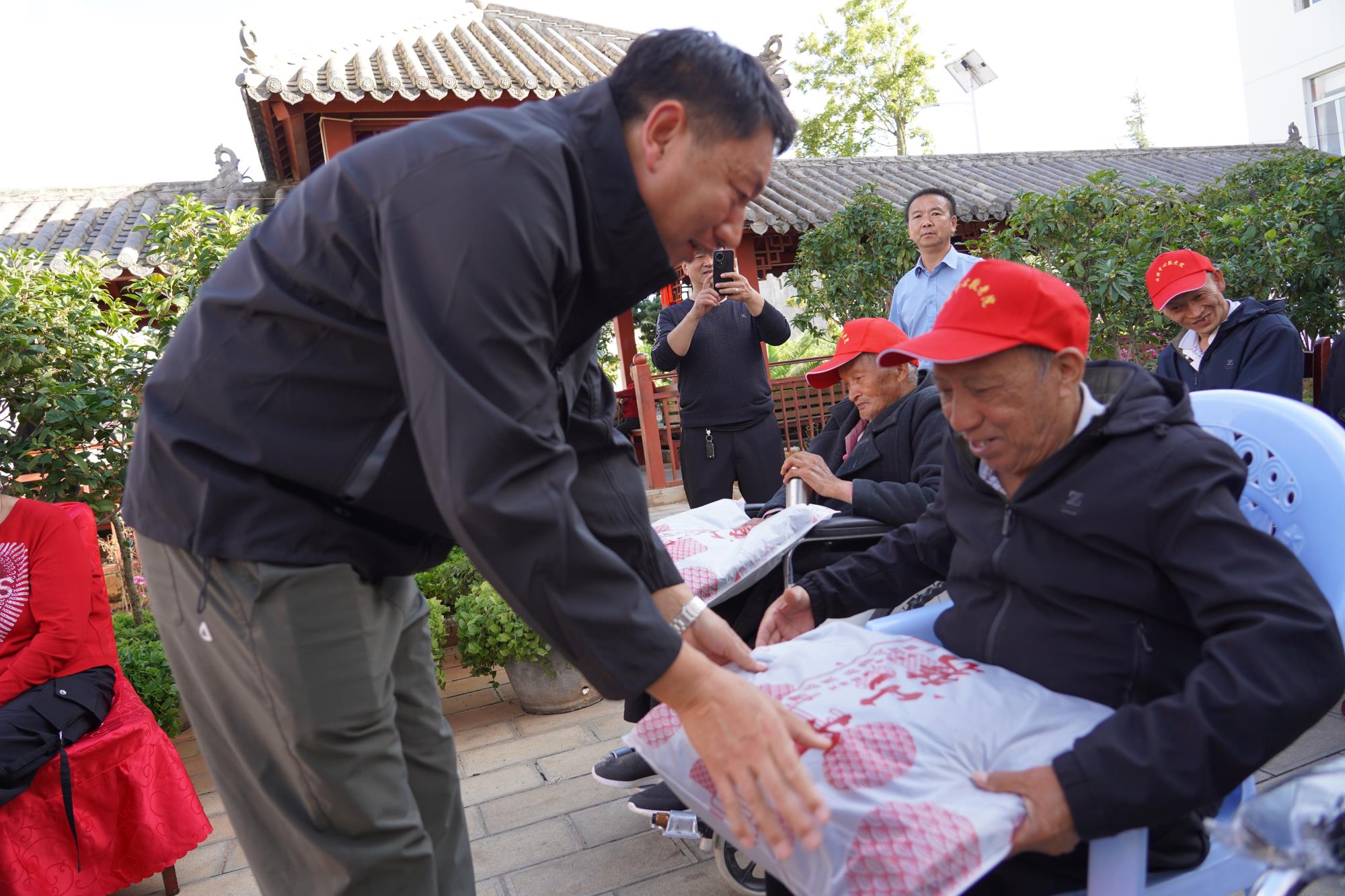 云南祥云县云南驿镇开展走访慰问敬老院老人活动