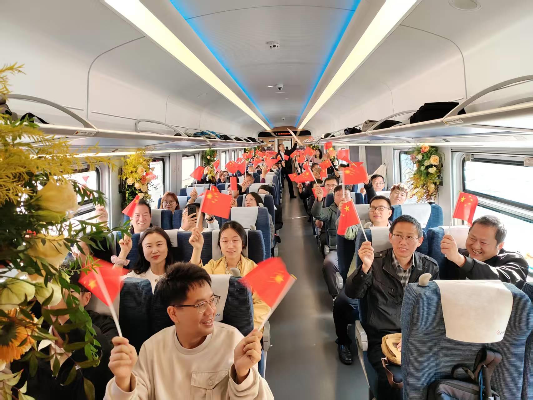 红河州庆首日 昆明至红河旅游列车满载祝福启程——昆明至建水C4222次动车上演特色文化活动