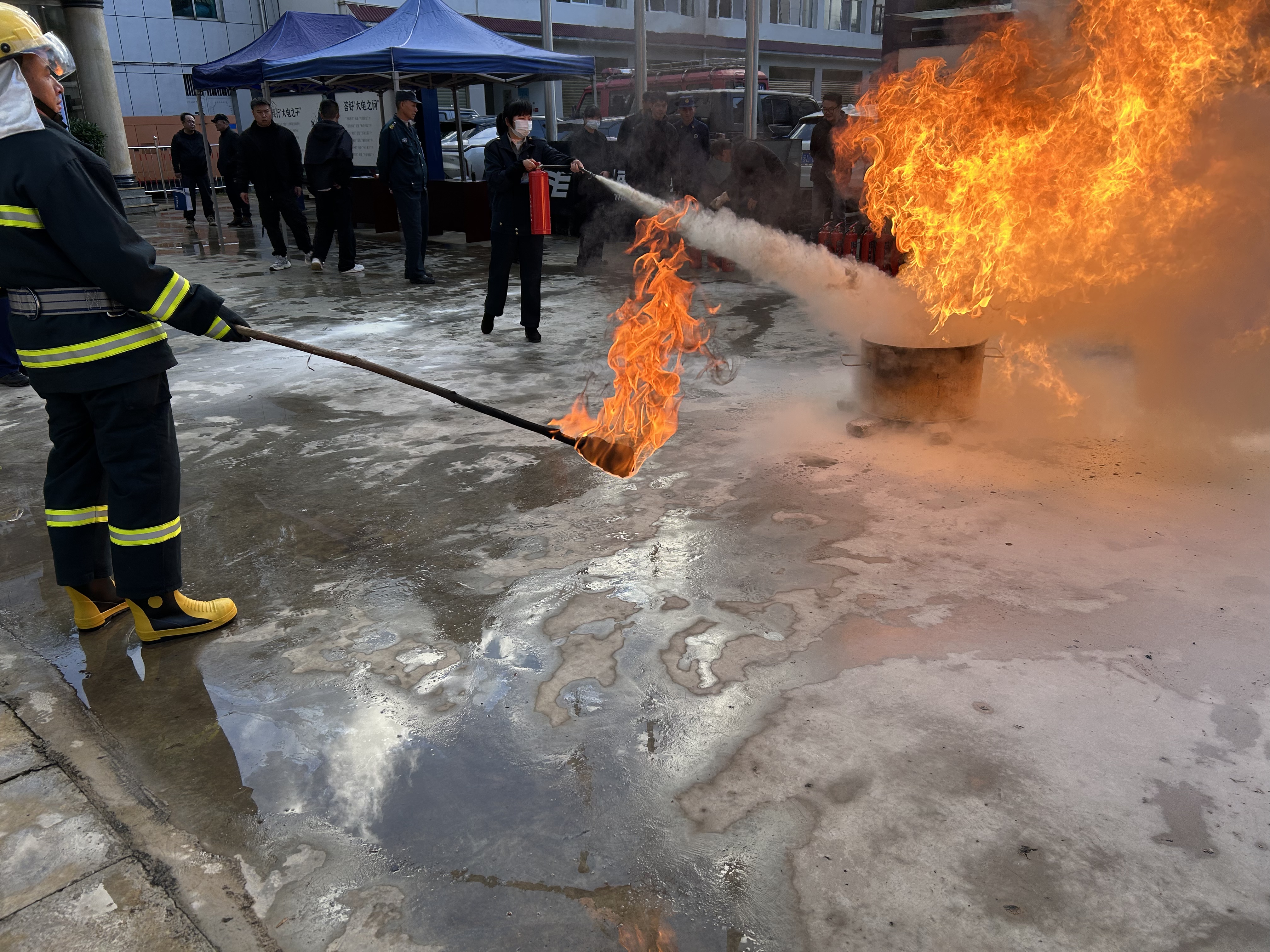南方电网云南大理祥云供电局:办公楼火灾应急疏散演练筑牢消防安全防线