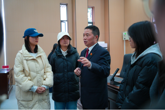 利剑护蕾 | 普法课堂走进高校，法治阳光照亮青春