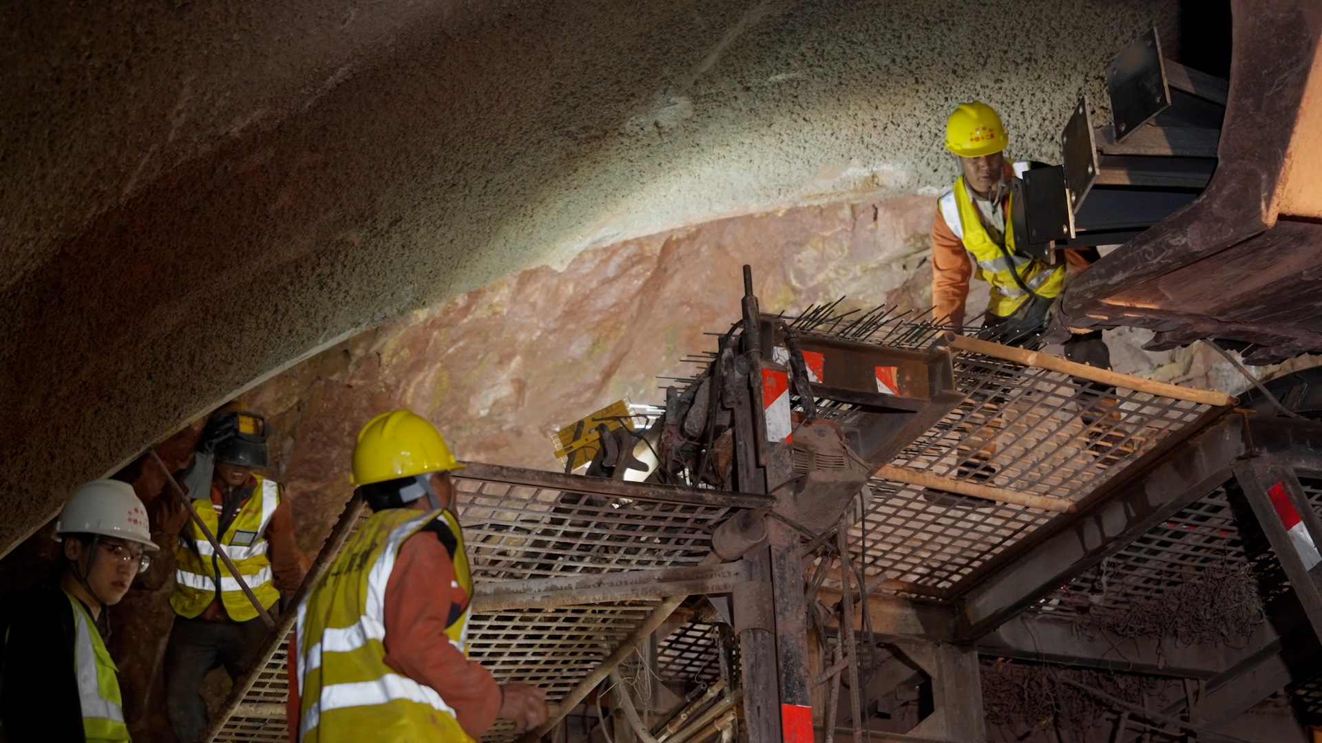 云南大理铁路枢纽工程隧道全部贯通