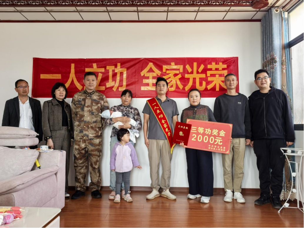 云南祥云县“送喜报进家门”让军人荣光照亮家庭