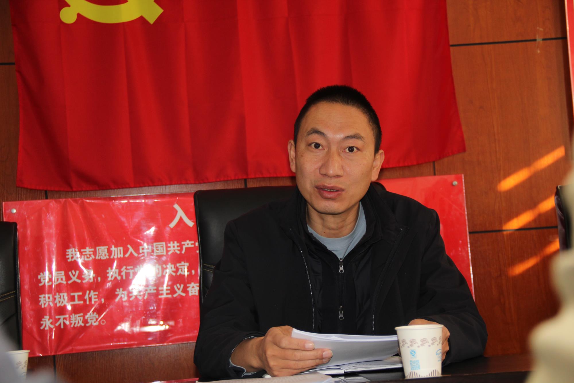 云南祥云县退役军人事务局局长李光文向老兵宣讲党的二十届四中全会精神