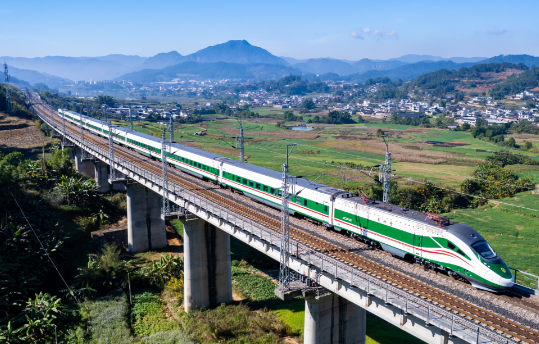 中老铁路客货运量强劲增长 2025年发送旅客超1950万人次 运输货物2448万吨