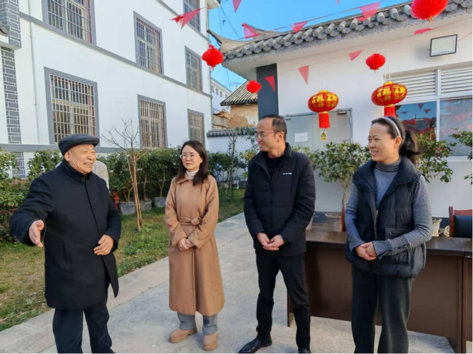 云南祥云县沙龙镇为敬老院老年人送温暖