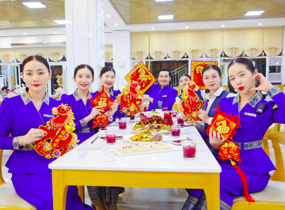 老挝乘务员的中国年 架起中老文化交流桥