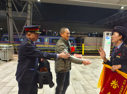 八万元工资款失而复得 慢火车上演暖心春运