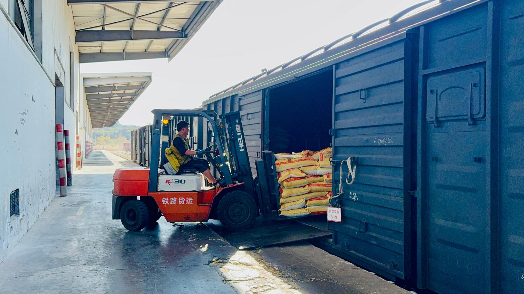 云南铁路拓展化肥运输能力助力春耕生产