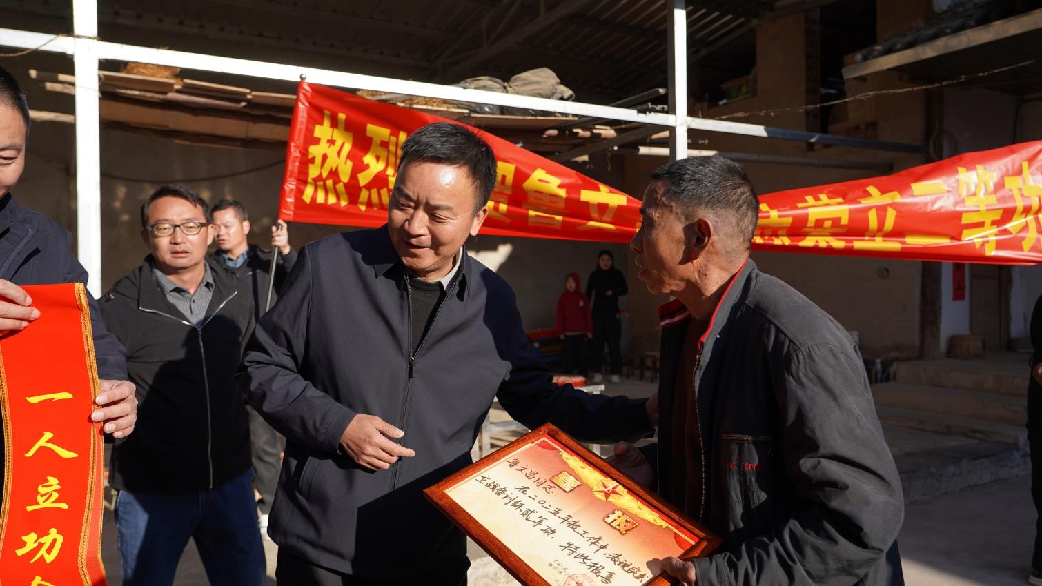 云南祥云县慰问二等军功荣立者鲁文昌家属