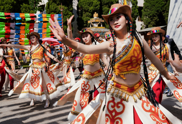 云南民族村“三八”节当天向所有女性免费开放 ——“花漾宠爱月”送出专属惊喜，邀妳共赴春日之约