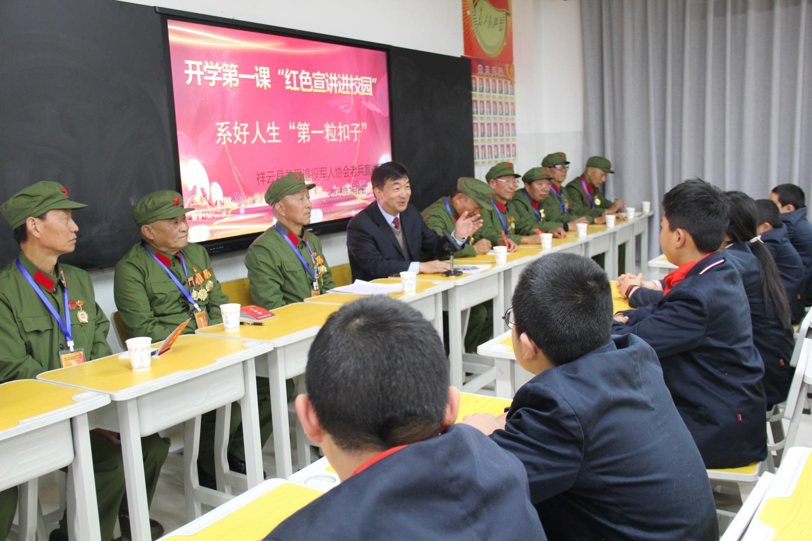 退役军人要挺起胸膛走前列