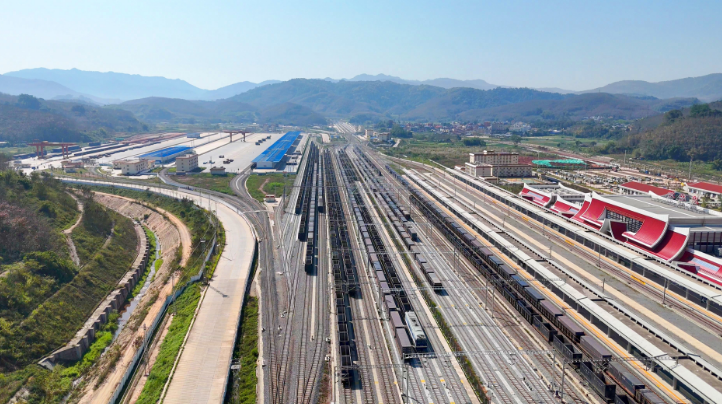 中老铁路跨境货物运输突破1800万吨 国际物流黄金大通道作用日益凸显