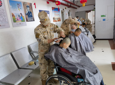 三月春风拂面暖，志愿服务正当时 ——开远市军地联合开展学雷锋志愿服务活动