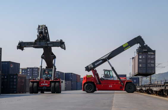 中老铁路运输货物突破8000万吨