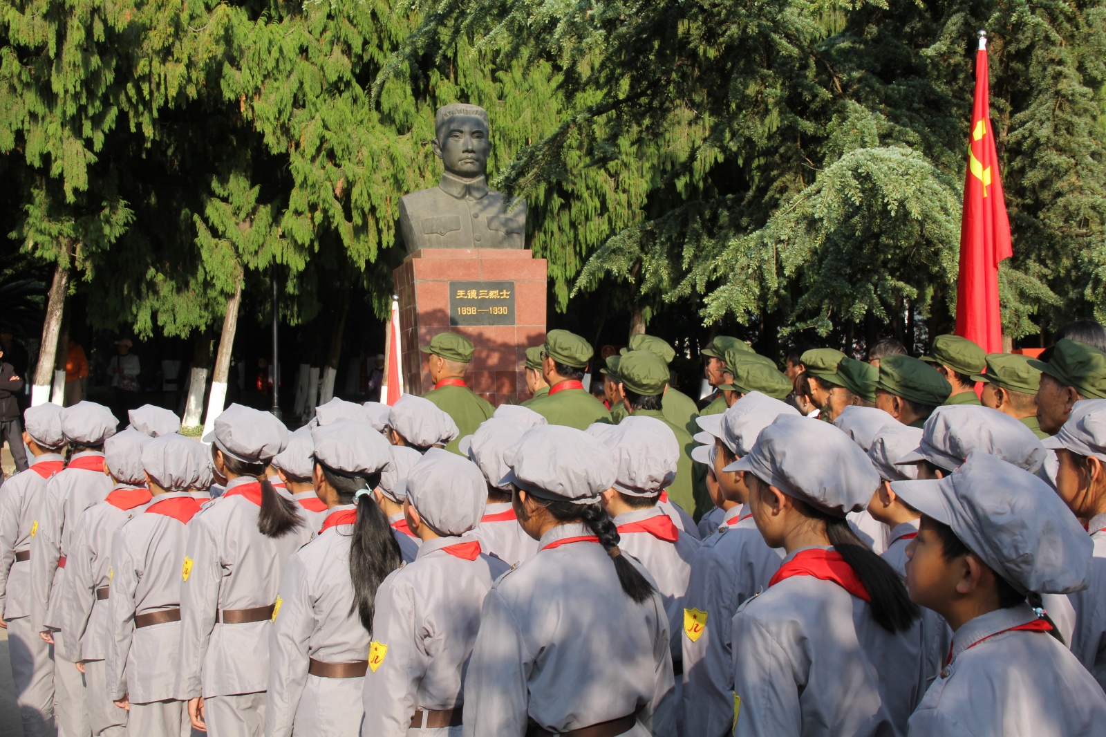 云南祥云红军小学以开展祭扫活动为载体上好“行走的思政课”