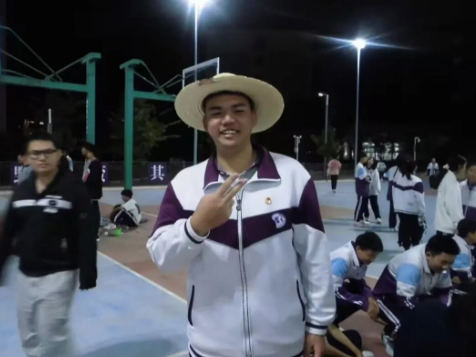 青春是个什么样？这个18岁男孩给出了答案