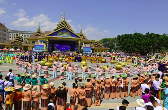 瑞丽市2026年泼水节盛大开幕 ——中外嘉宾共庆民族文化盛宴