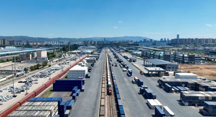 中老铁路迎来热带水果运输旺季 带动东南亚榴莲热销