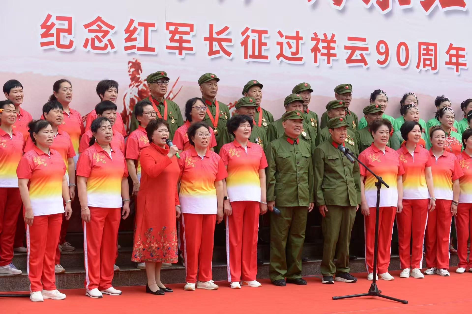 家乡的土地上有一串红色足迹