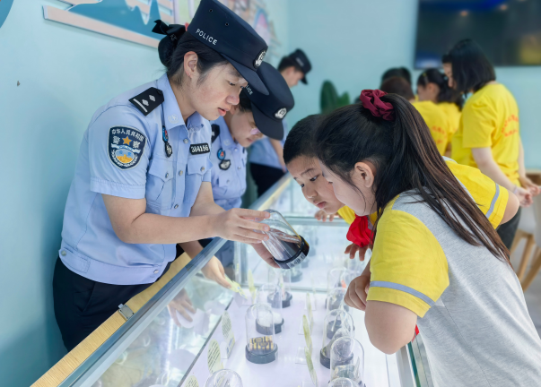 畹町出入境边防检查站执勤队参加 “国门盈书韵 书香润边关”读书分享日活动