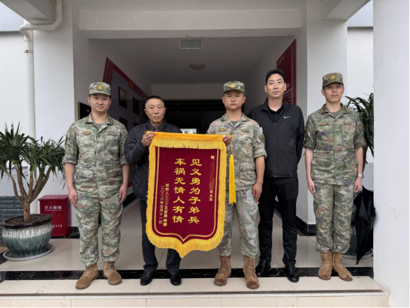 暖心！驻开部队军人休假途中勇救车祸伤者  群众送锦旗致敬子弟兵