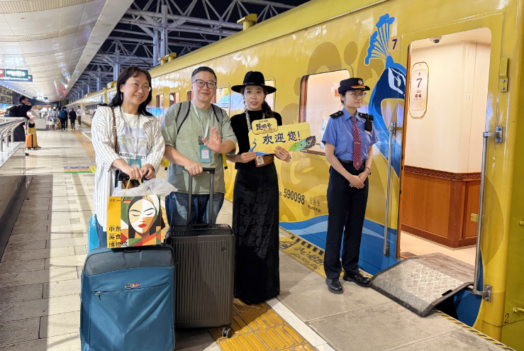西南交大130周年校庆中老跨境旅游专列从昆明站发车