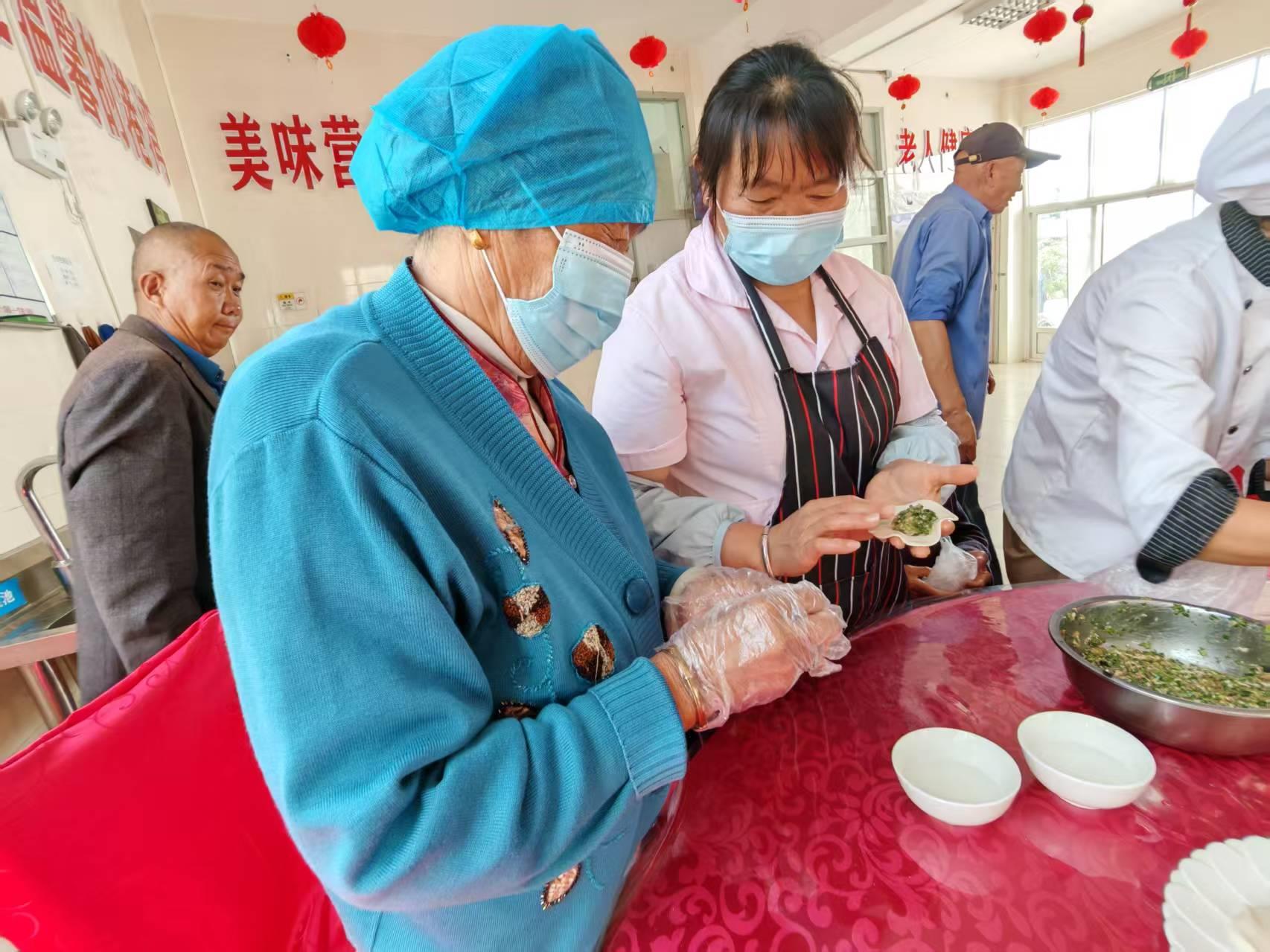 云南祥云县云驿镇中心敬老院喜气洋洋过端午