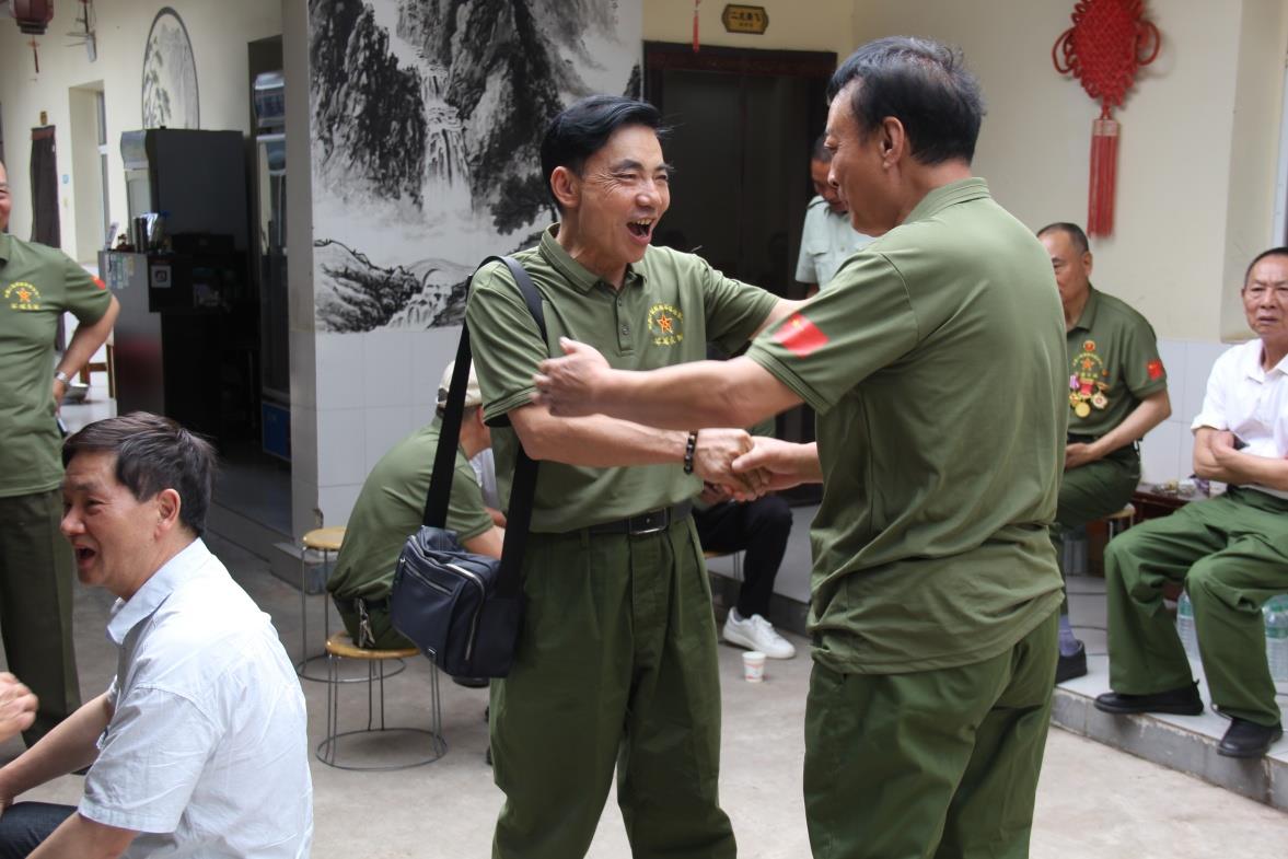 故乡云间笑声暖：深圳老兵与回乡战友在祥云庆祝八一节