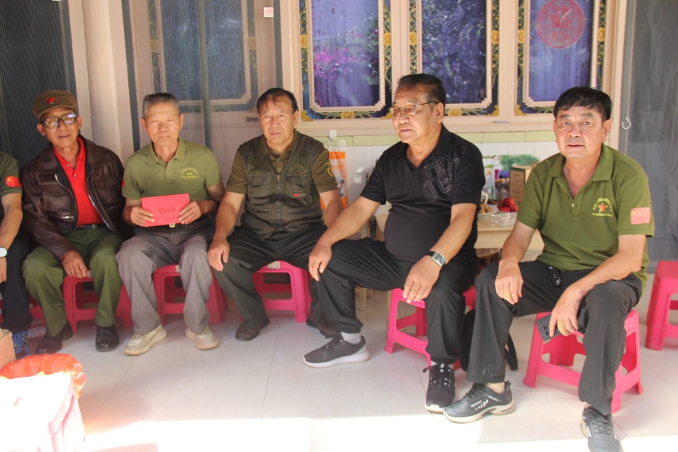 祥云县关爱退役军人协会慰问米甸镇高龄会员